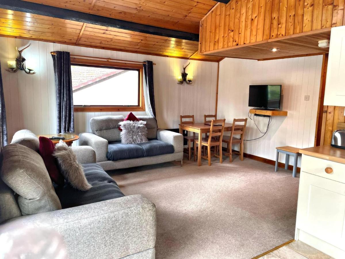 The Squirrel Lodge - Hot Tub - Pet Friendly - Pembrokeshire-Tenby Carmarthen Kültér fotó