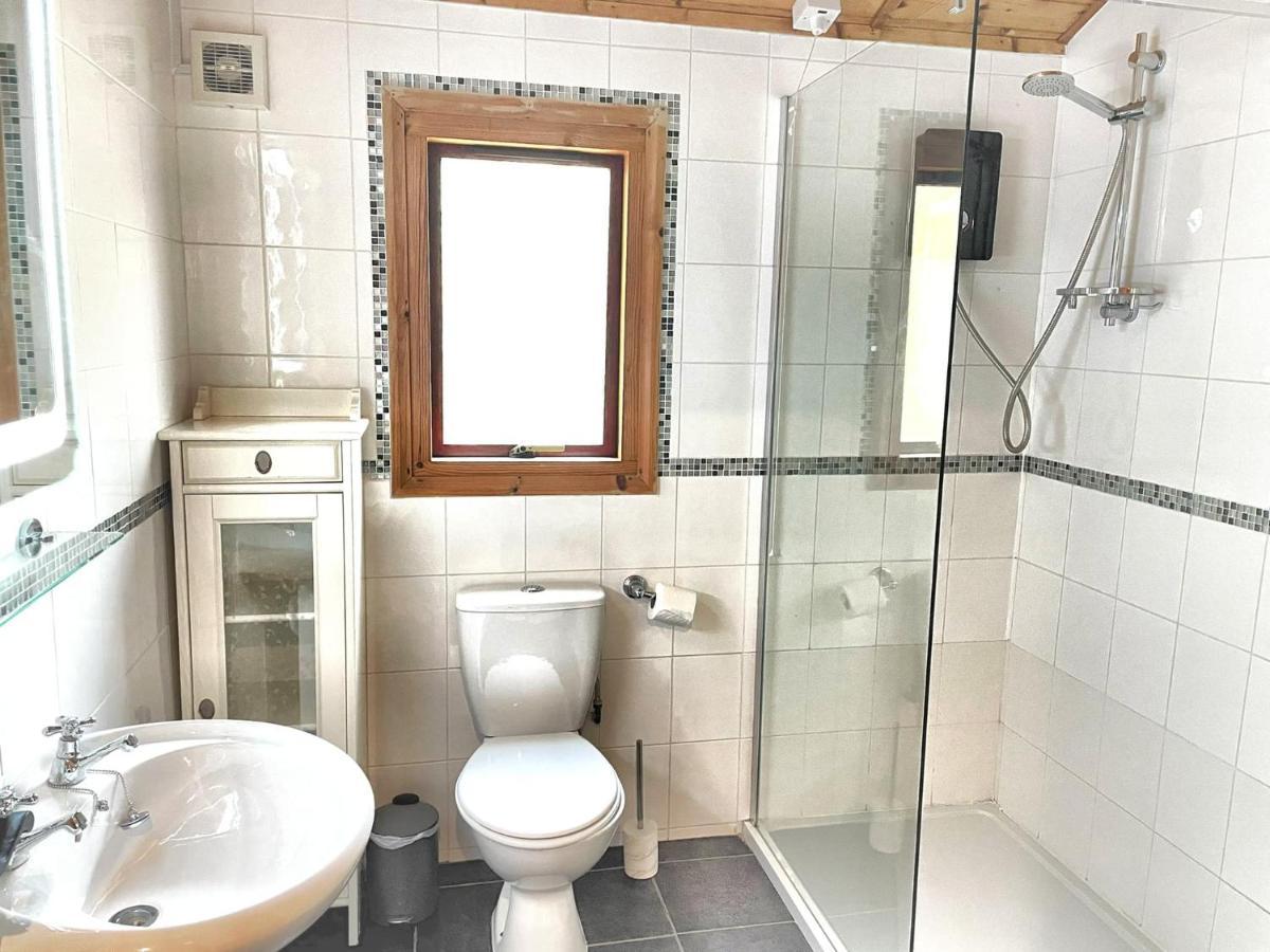 The Squirrel Lodge - Hot Tub - Pet Friendly - Pembrokeshire-Tenby Carmarthen Kültér fotó