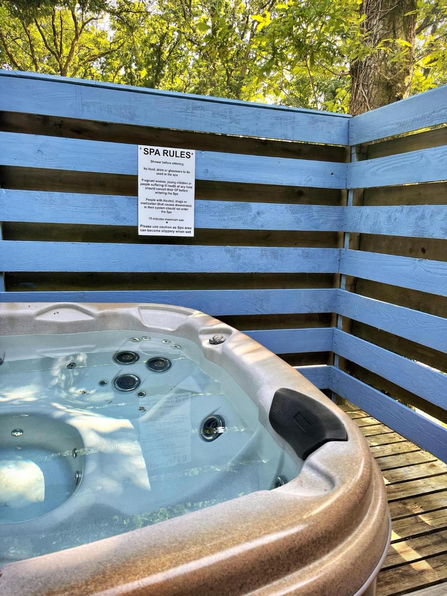 The Squirrel Lodge - Hot Tub - Pet Friendly - Pembrokeshire-Tenby Carmarthen Kültér fotó
