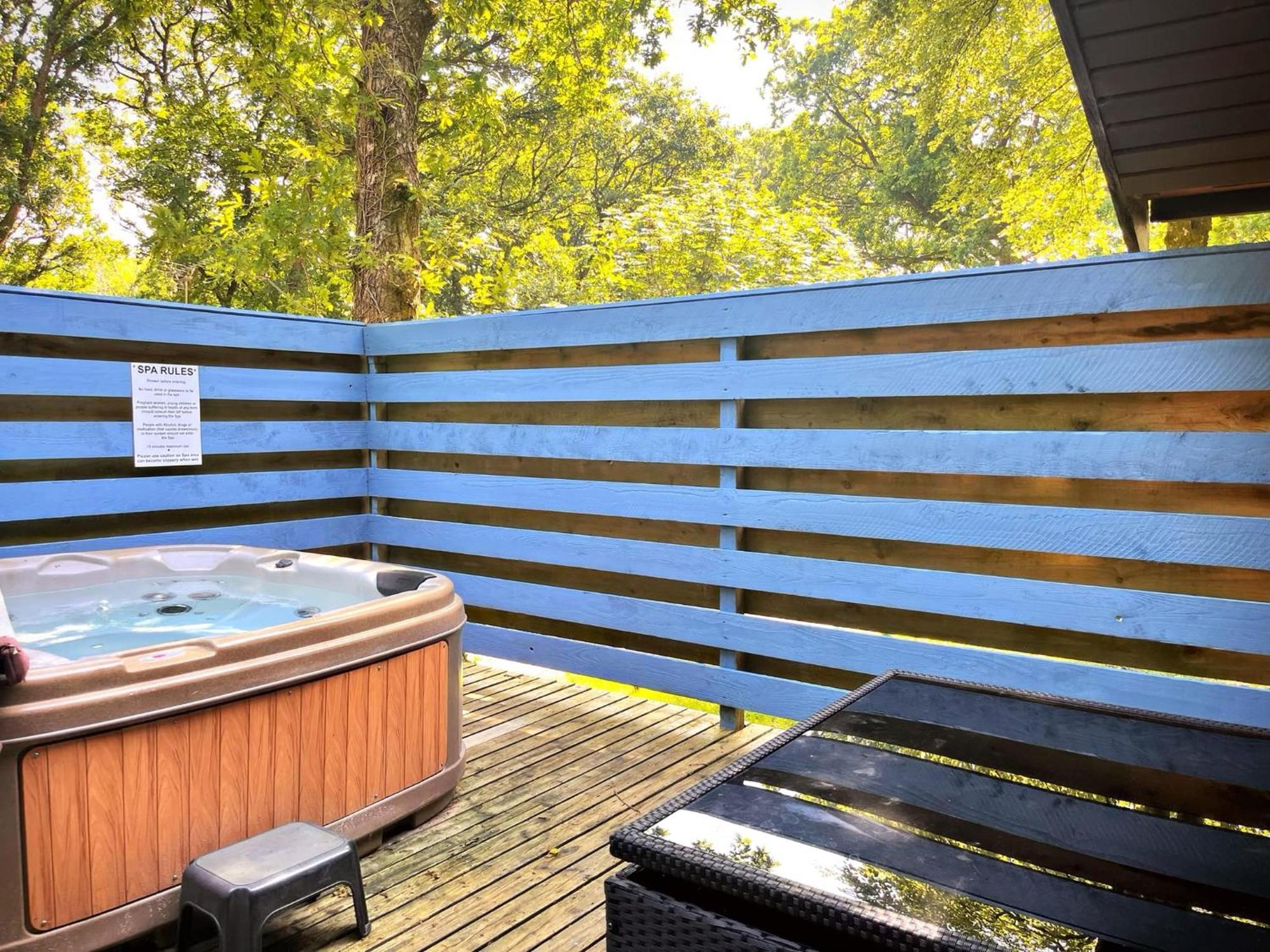 The Squirrel Lodge - Hot Tub - Pet Friendly - Pembrokeshire-Tenby Carmarthen Kültér fotó